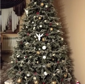 Udekorowana choinka sztuczna 