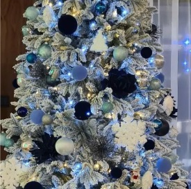 Ośnieżona choinka Bożonarodzeniowa z ozdobami