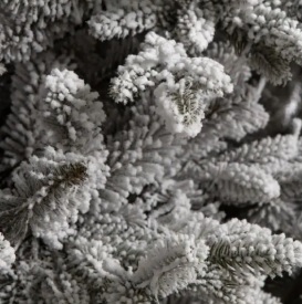 Ośnieżone gałązki choinki sztucznej