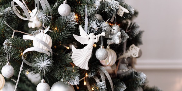 Baltai pasipuošusi Kalėdų eglutė – įkvėpimas ir patarimai