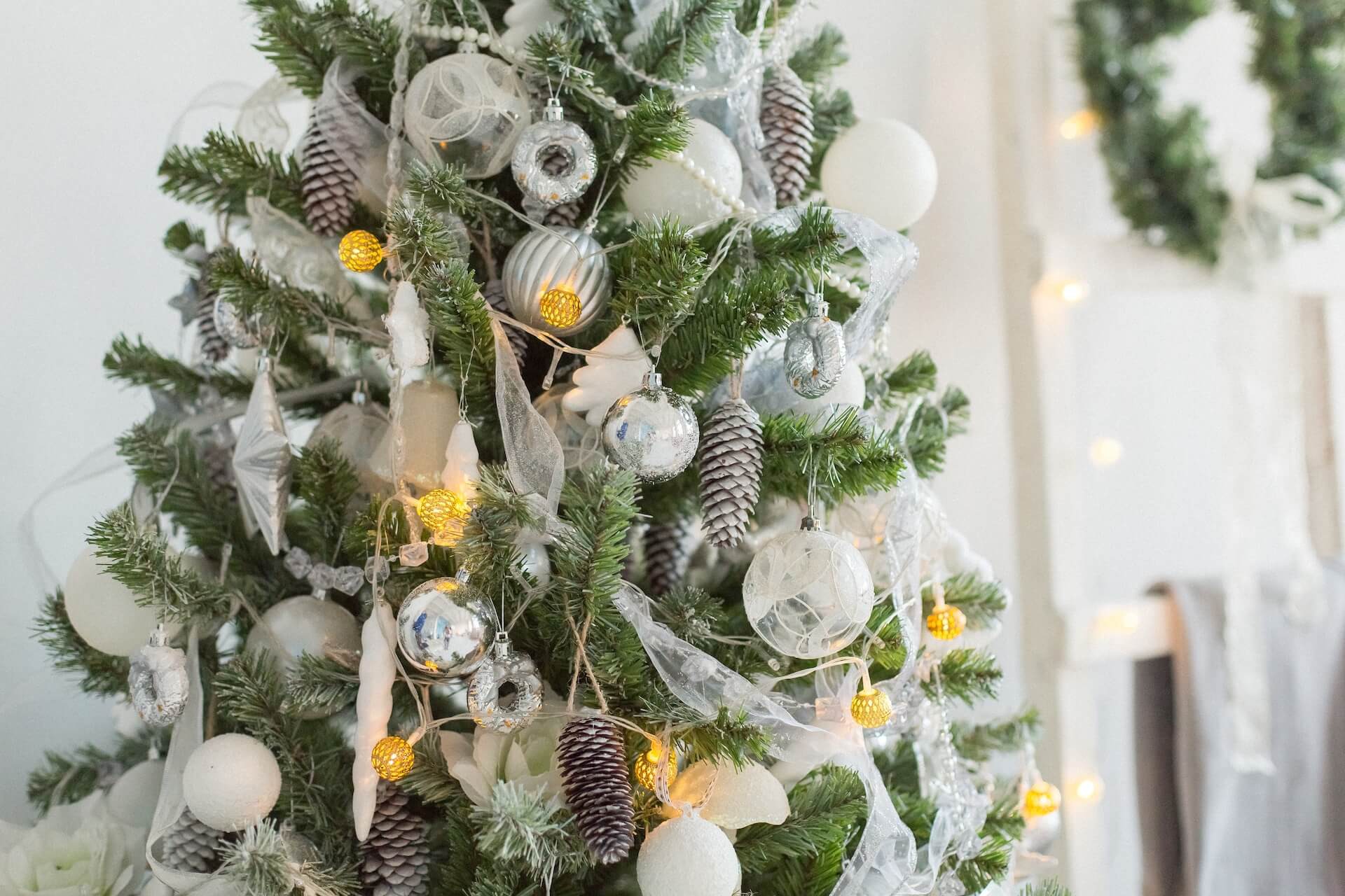 Balta ir sidabrinė Kalėdų eglutė – kaip ją papuošti?