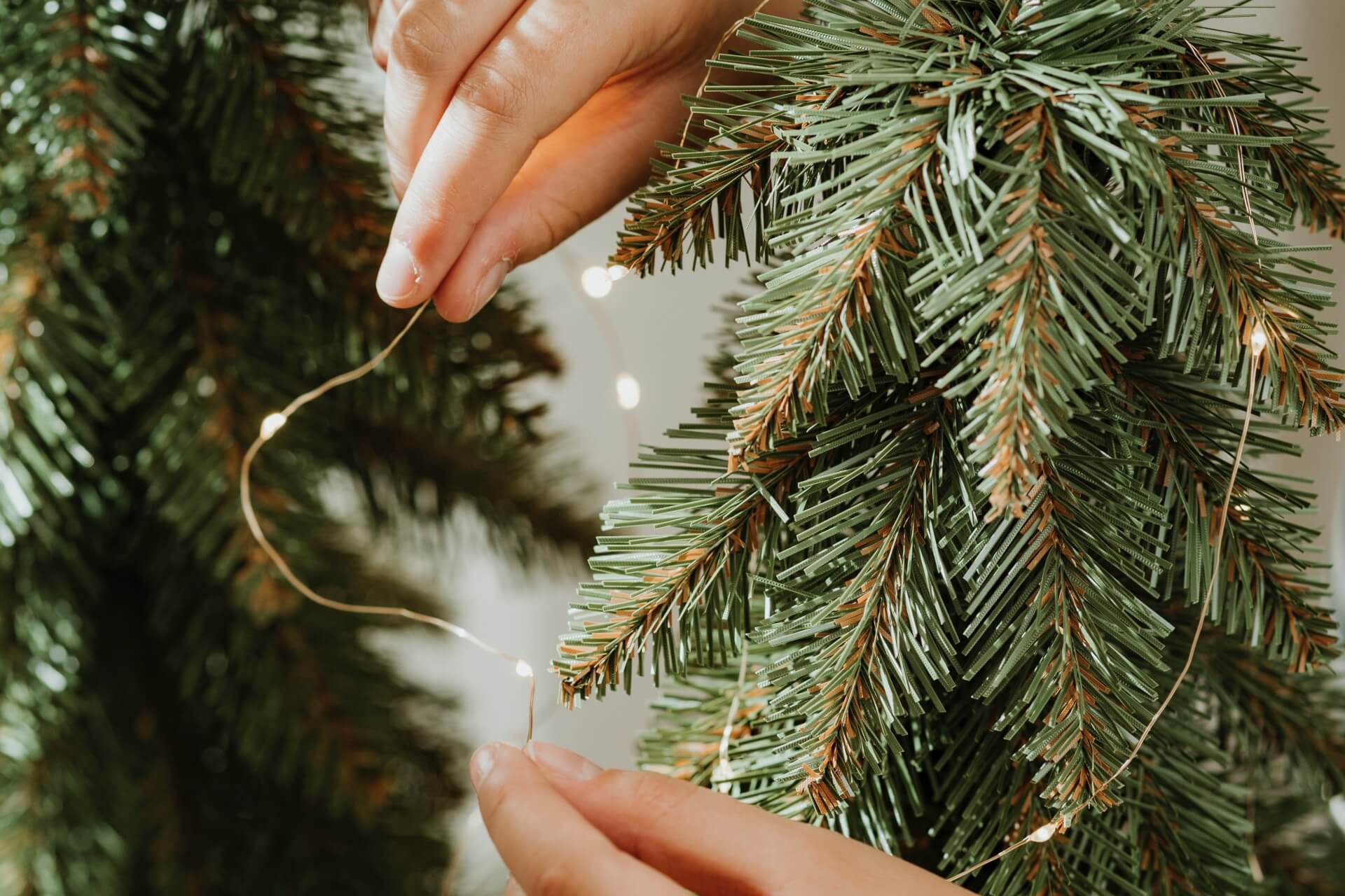 Kaip uždėti lemputes ant Kalėdų eglutės? Praktiniai patarimai.